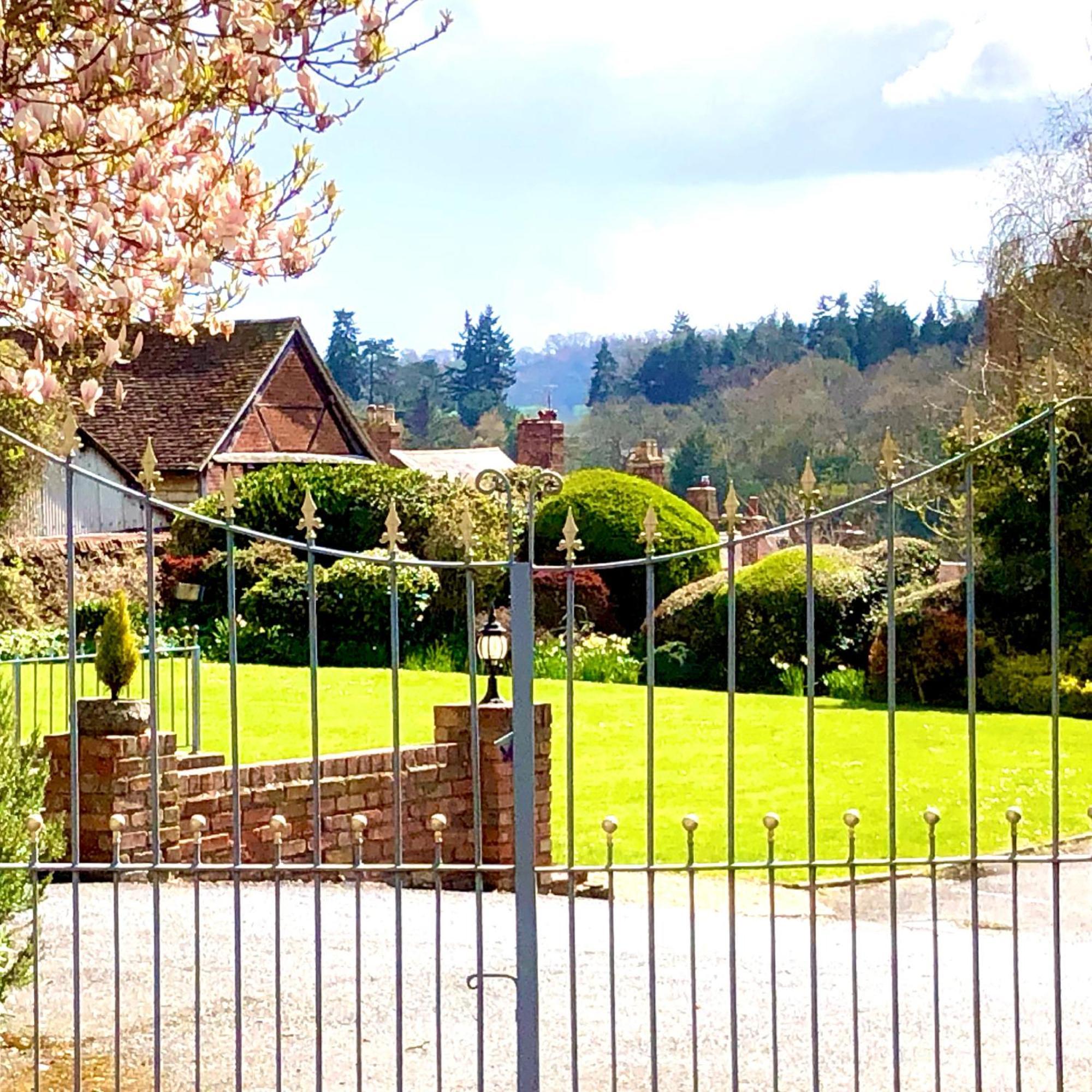 Flower Cottage By Ludlow Castle With Onsite Parking Buitenkant foto
